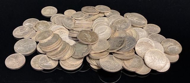 Un lot de pièces de monnaie en argent : 27 x 50cts semeuse ; 93x ...