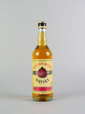 une bouteille de whisky posée sur une table blanche