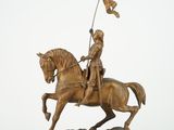 statue en bronze représentant un homme à cheval tenant un drapeau