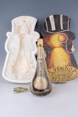 une bouteille de champagne à côté d'un sac et d'une bouteille de champagne