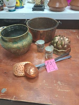 une table en bois sur laquelle sont posés de nombreux objets différents