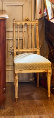 une chaise placée à côté d'une commode dans une pièce