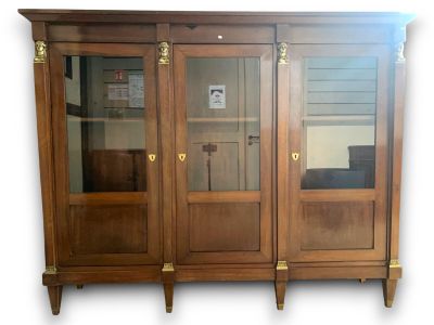 Une vitrine de style Empire ouvrant par trois vantaux vitrés…