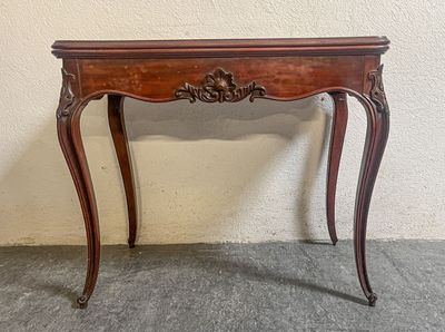 une petite table en bois surmontée d'un tiroir