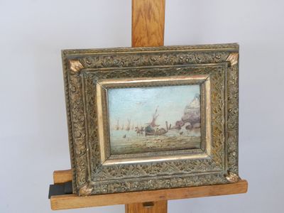 une photo d'un tableau posé sur un chevalet, lui-même posé sur une table