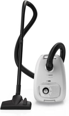 un gros plan d'un aspirateur et d'un réservoir sur fond blanc