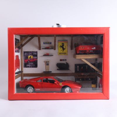 une petite voiture rouge dans une vitrine rouge