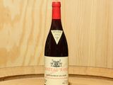 une bouteille de vin posée sur un tonneau