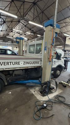 un camion blanc garé dans un garage