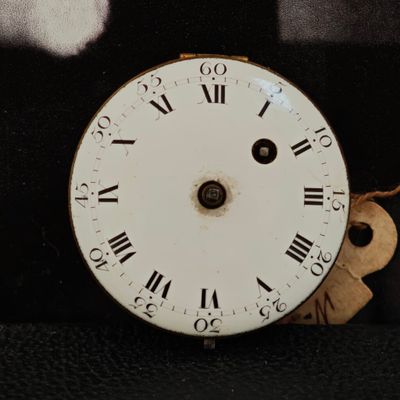 une horloge avec des chiffres romains sur le cadran