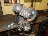 une machine posée sur une table
