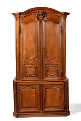 une image représentant une armoire en bois ornée de sculptures