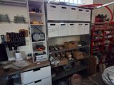 une pièce remplie de désordre et d'outils