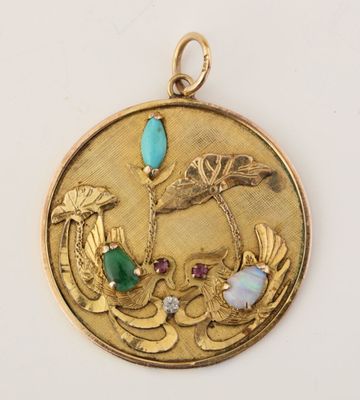 un gros plan d'une pièce d'or sur laquelle figurent un oiseau et des fleurs