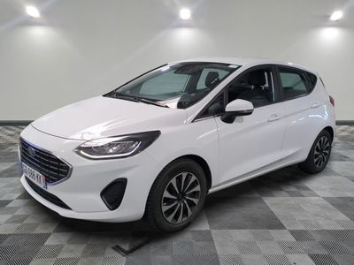 une voiture blanche garée sur un sol en damier dans un garage