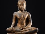 l'image d'une statue représentant une personne assise en position de lotus