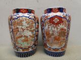deux vases posés sur une table