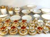beaucoup de vaisselle et de tasses dorées et blanches