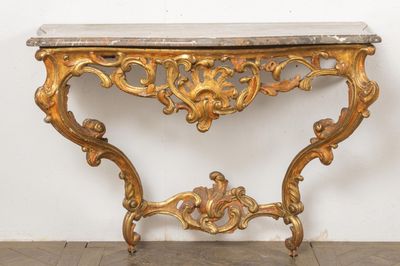 Console en bois mouluré, sculpté de larges rinceaux et acant…