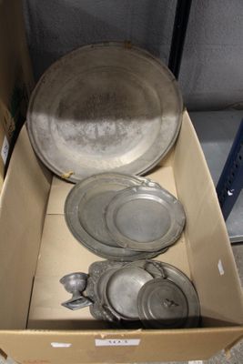 une boîte en carton contenant tout un tas de casseroles en métal