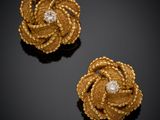 une paire de boucles d'oreilles à clip en or et diamants, signées Van Cleef