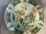 une assiette ornée d'un dragon, posée sur une table