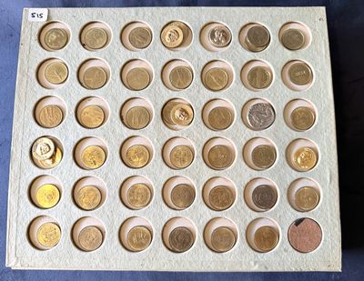 une planche en bois sur laquelle sont posées de nombreuses pièces de monnaie