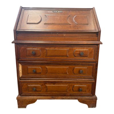 une image représentant une commode en bois avec des tiroirs sur le dessus
