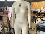 un mannequin posé sur un socle dans un entrepôt