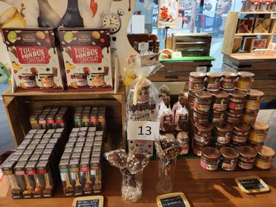 une table en bois sur laquelle sont posés de nombreux bocaux contenant de la nourriture