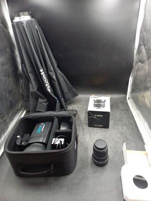 une valise noire contenant un appareil photo et d'autres objets
