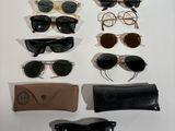 Plusieurs paires de lunettes de soleil sont exposées sur une surface blanche