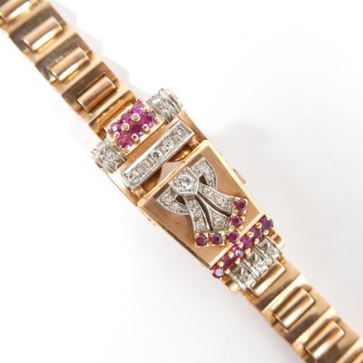 une photo en gros plan d'un poignet orné d'un bracelet en diamants et rubis