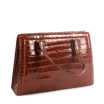 sac à main en cuir d'alligator marron sur fond blanc