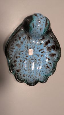 un bol bleu et noir posé sur un mur