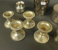 Lot d'objets en métal argenté comprenant :- Quatre bougeoirs…