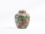une image représentant un petit vase muni d'un couvercle, posé sur une surface blanche