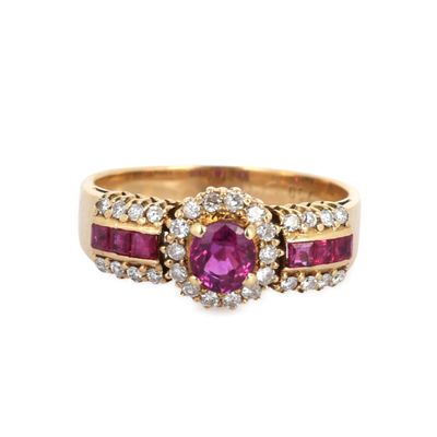 un gros plan d'une bague sertie d'un saphir rose et de diamants sur fond blanc