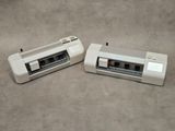 deux appareils électroniques posés sur une table