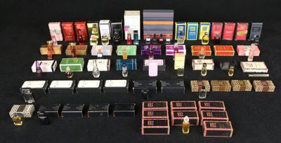 beaucoup de parfums différents sur la table