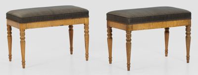paire de tabourets anciens avec assise rembourrée et pieds tournés