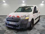 la camionnette blanche est garée sur un sol en damier dans le garage