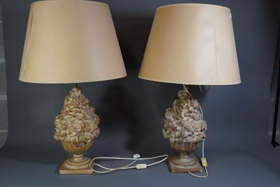 deux lampes posées sur une table sur laquelle se trouve une lampe