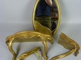 un miroir et un banc devant un miroir