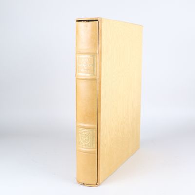 un vieux livre posé sur une surface blanche