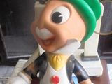 une figurine représentant un personnage de dessin animé coiffé d'un chapeau vert