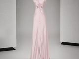 une photo d'une robe rose sur un présentoir à mannequin