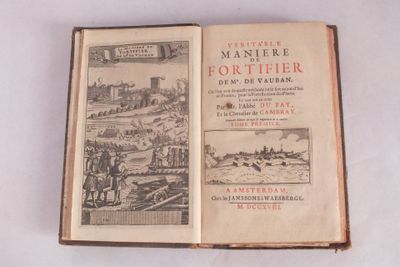 un vieux livre sur lequel figure l'image d'une ville