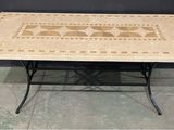 une image représentant une table avec un plateau en carrelage et des pieds en fer