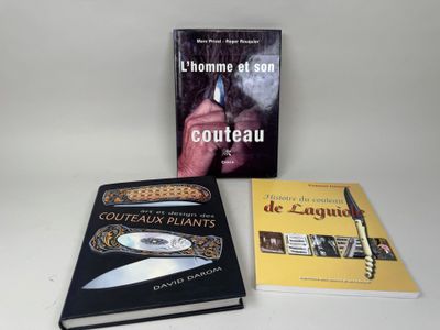 deux livres posés l'un à côté de l'autre sur une table